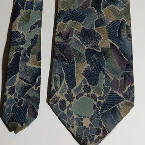 A Touch of Timeless Elegance: Retro Silk Necktie